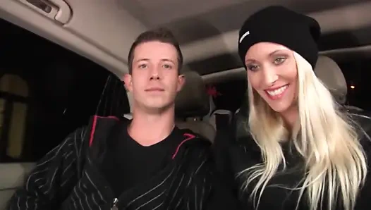 Cewek rambut pirang dientot habis-habisan di dalam fick bus