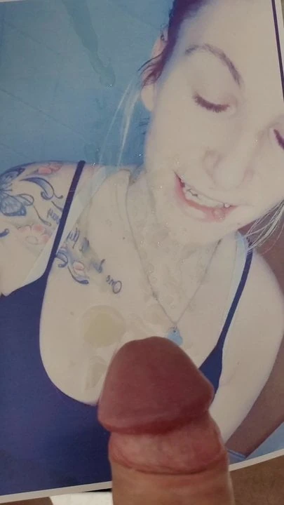Dicke Titten Girl aus Instagram vollgespritzt