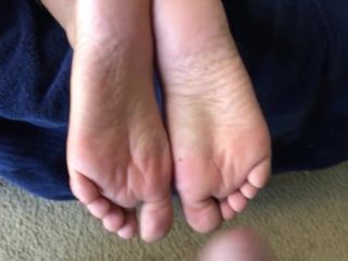 Éjaculation sur les semelles de pieds amateur (19)