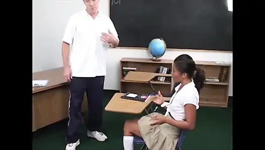 Она брызгает через облизывание — кричащий лесбийский оргазм