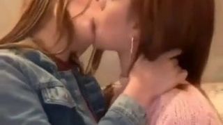 2 chicas calientes besándose