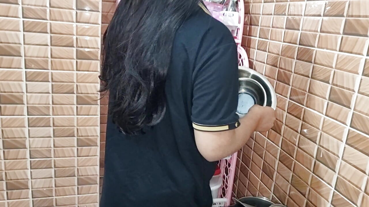 오늘 내 T-Shart를 철사로 빨아주던 마누라를 따먹어. 뱅글라 음성 신규 영상