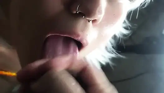 18-летняя шлюшка обожает вставать толстый член