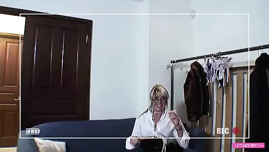 Edepsiz orta yaşlı seksi kadın kanepede çifte sikiliyor