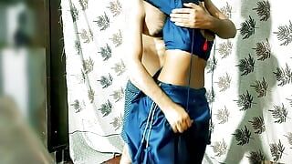 Трах стоя дези, красивая бхабхи Jaanvi смотрит порно и наслаждается сексом с ее любимым служением, запись ММС