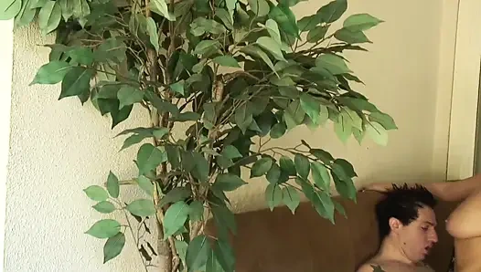 Büyük götlü olgun azgın bir adamdan sikiliyor