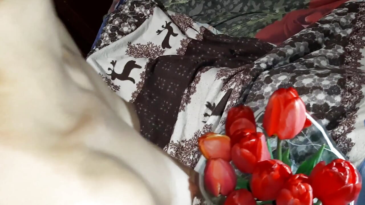 My Girlfriend Woke Me up with Bouquets of Flowers and Cunnilingus