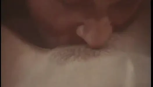 Pelacur cantik melepasnya dan mengisap kontol acak di pesta seks