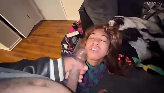 Aku mergokin cowok ini lagi nonton bokong boket hentainya, jadi aku ngebiarkan dia ngocok kontolku untuk ngocok kontolku di hari natal