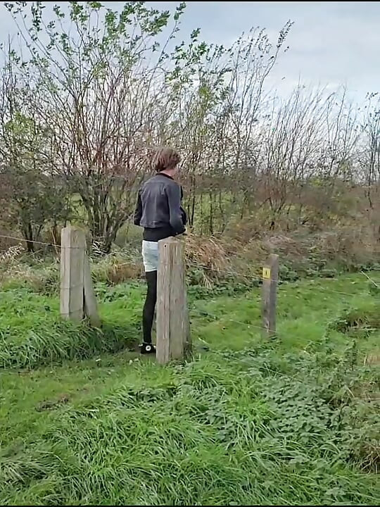 ベンチの上で屋外ディルドに乗る