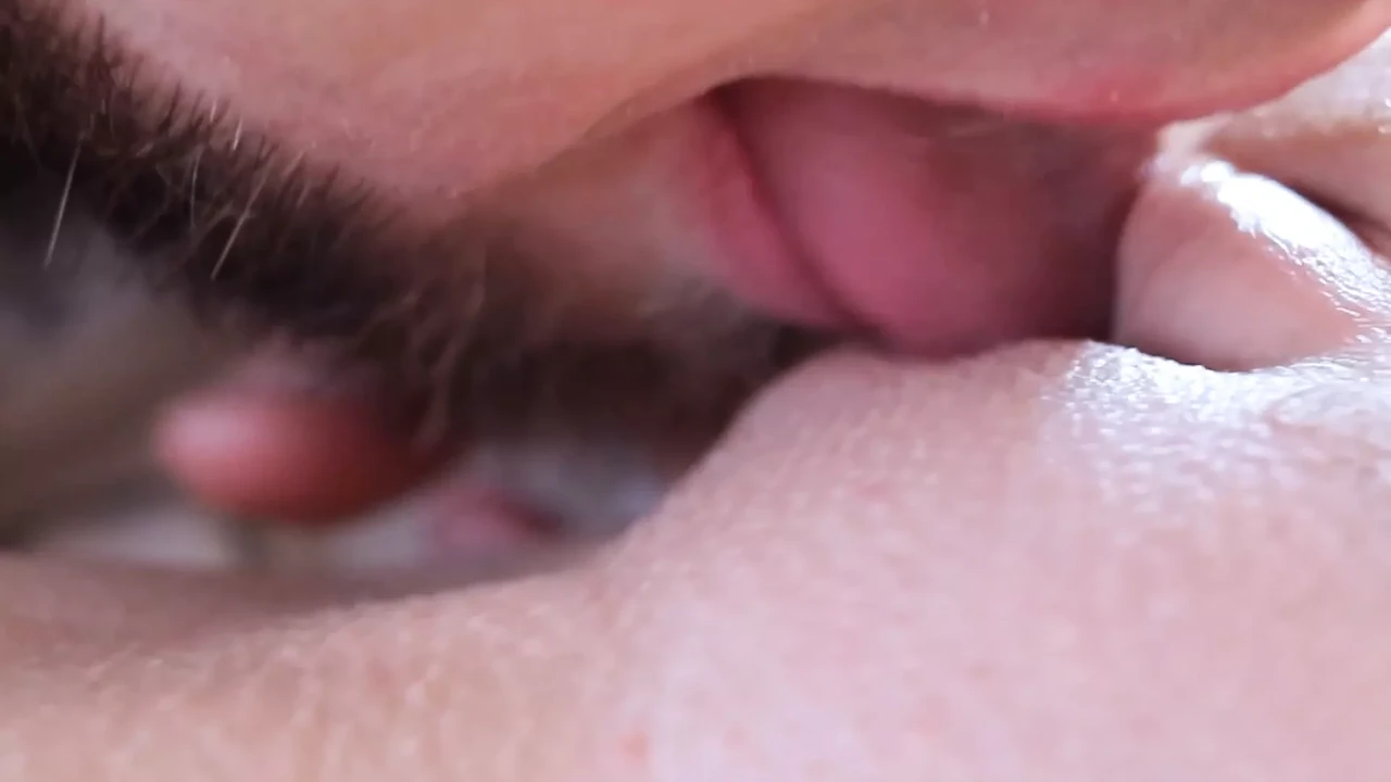 阴户舔特写。完美的舔阴和强烈的女性高潮