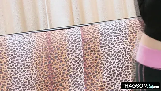 Милфа соблазняет 18-летнюю крошку-брюнетку