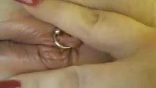 Esposa brinca com buceta com piercing até ficar molhada