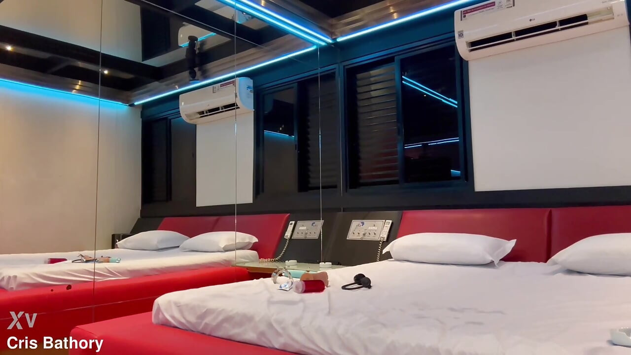 크리스 바토리가 오일을 바르고 자위하다가 사정한다