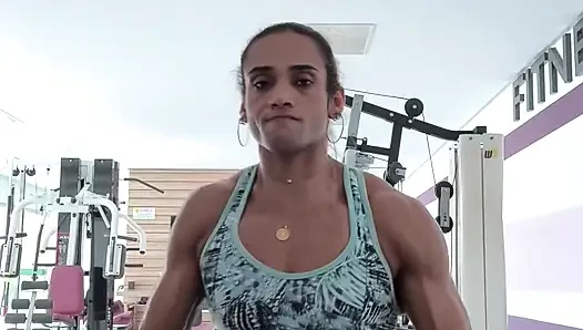 Pantat kaku milf ebony gemetar setelah flexing