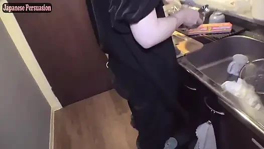 Erkek arkadaş özür dilerim. Öğle yemeği hazırlığı aniden evde döllenmeye dönüşüyor