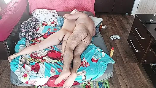 Pijat sensual pasangan amatir hot dengan minyak di tubuh.