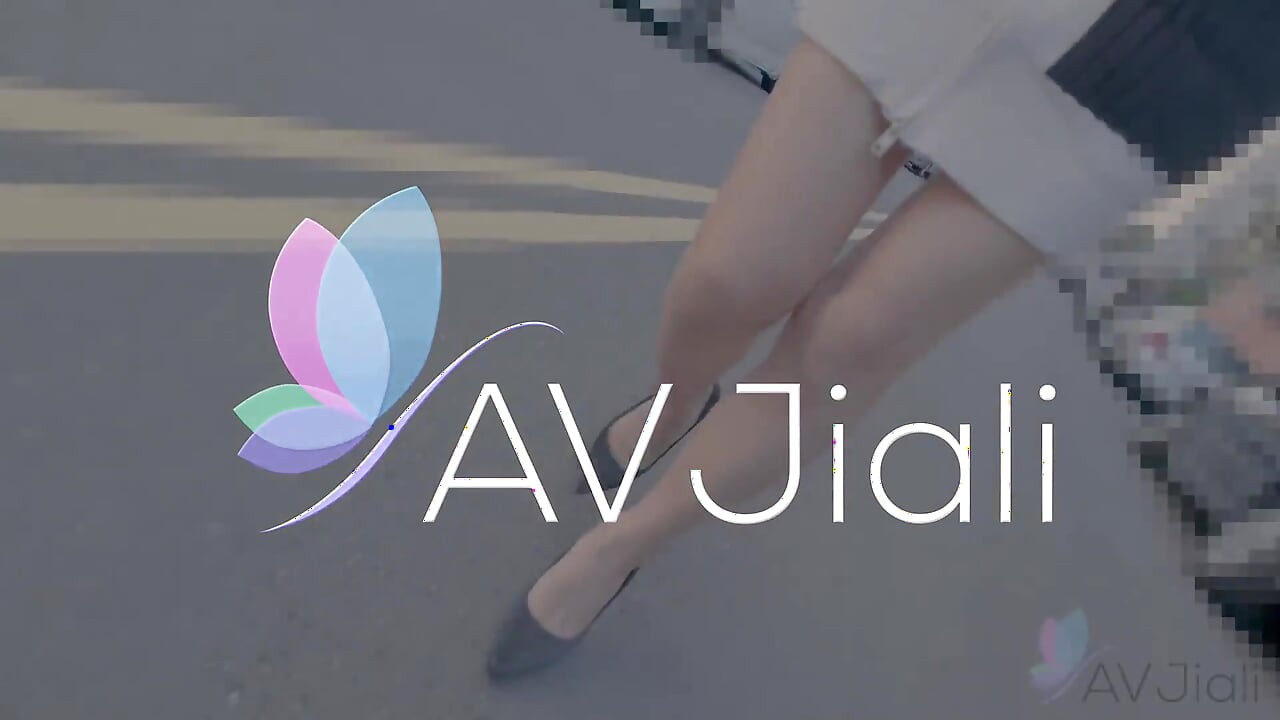 Xian'erai es una sugarmommy cachonda que ama a los hombres jóvenes