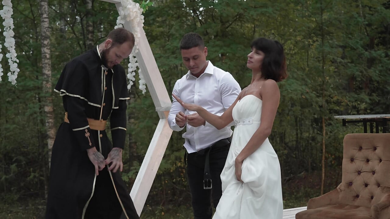 Parece que o casamento não foi de acordo com o plano? ou um trio deveria ser assim?