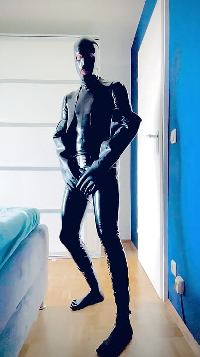 Fullrubber wank and cum