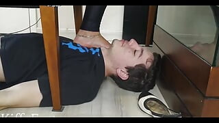 عبد محب للأقدام