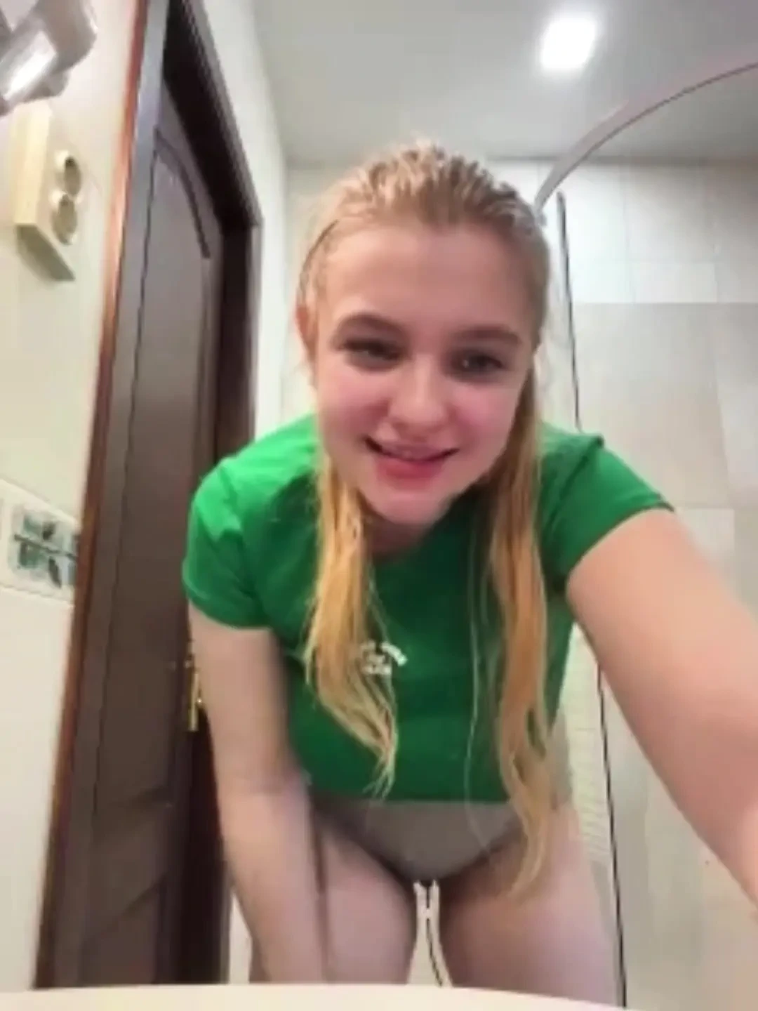 疯狂的喷出和深喉与大假阳具