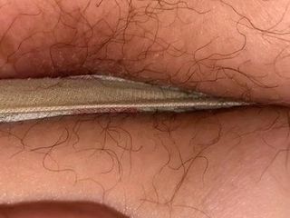 Yo extendiendo el culo de mi novia para que puedas ver su culo peludo