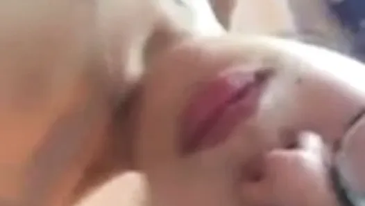 Une jolie chinoise amateur se déshabille et joue, partie 3