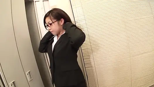 Kaltak büyük dildolarla çifte penetrasyondan hoşlanıyor ve sonra boşalmak için büyük sert yaraklar alıyor