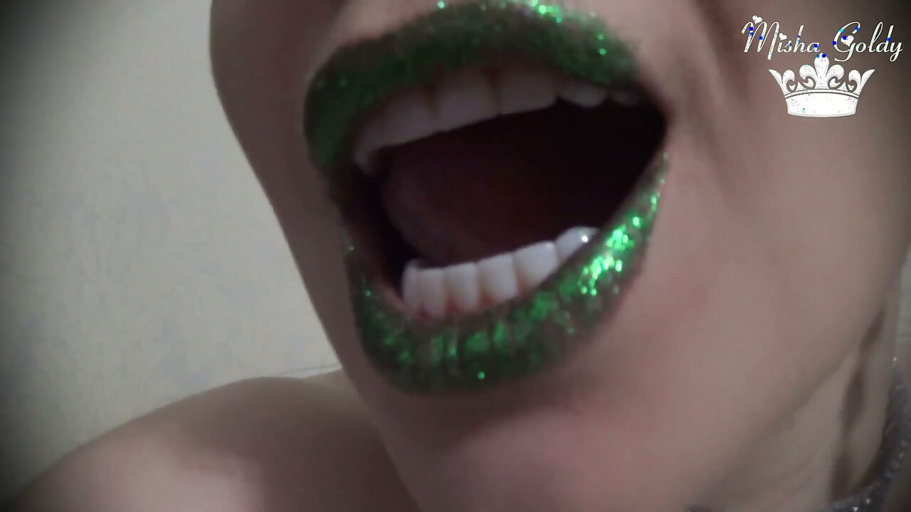 Kom hard klaar op mijn groene glinsterende lippen