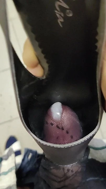 Schuh fick mit Nylonschwanz
