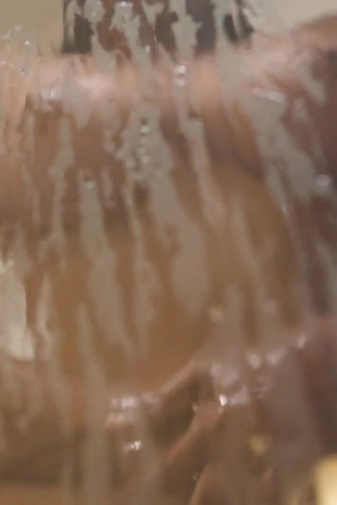 Vedeți țâțe mari în timpul sesiunii de baie, făcându-i tare