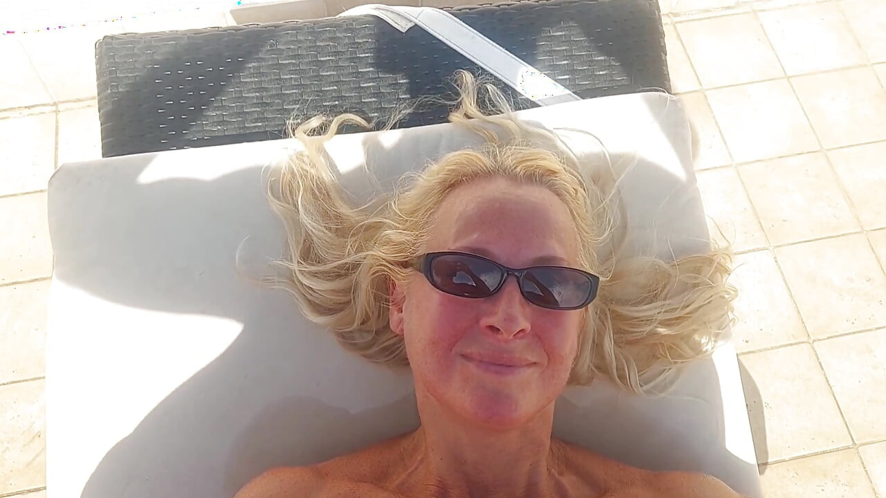 Любительская Блондинка-зрелая Жена Любит Проводить Время На Свежем Воздухе