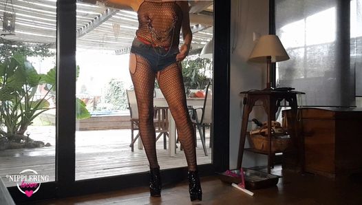 Nippleringlover-milf cachonda en tacones altos, medias y top transparente muestra pezones perforados encadenados, coño perforado y culo caliente parte 2