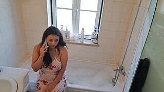 Латина жена звонит разнорабочим, чтобы починить горячую ванну