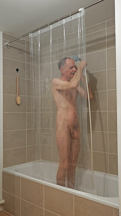 Je bent in de badkamer. Kijk wat je ziet.