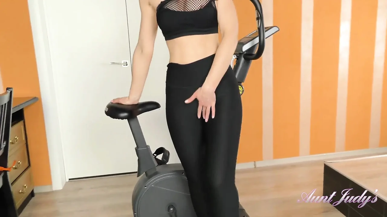 AuntJudys .. Super-MILF Natie's hot workout