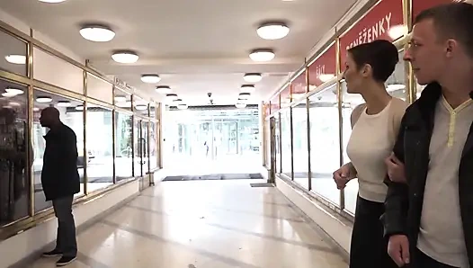 Темноволосая татуированная крошка принимает огромный черный член в задницу, пока ее муж наблюдает