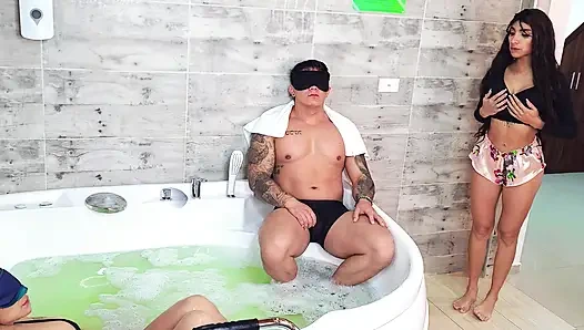 КУКОЛД! Ее неверный муж трахает няню перед ней!