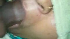 Reife indische Tante isst Sperma von ihrem heimlichen Liebhaber