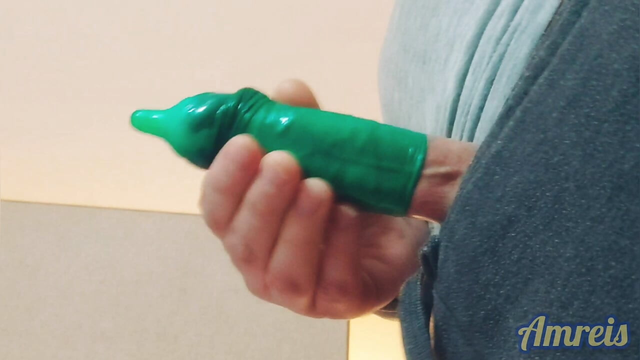 Orgasmo agressivo e enchendo a camisinha com seu esperma.