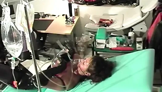 İki lateks Alman dominant bağlı adamla eğleniyor