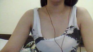 Une jolie MILF philippine montre ses seins à Skype BF-P1