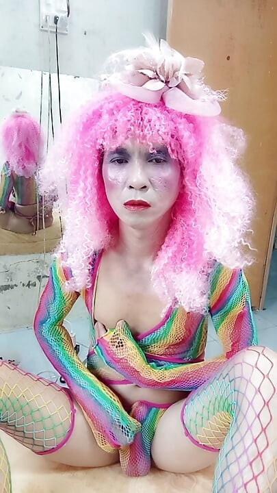 變性人Le穿著性感服裝玩著性愛杯。人工奶子