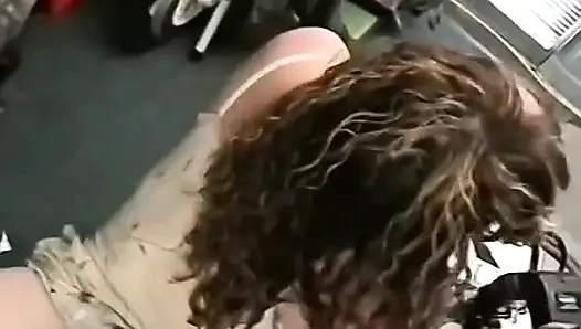 Diamond macht eine blowjob-szene im hinterzimmer