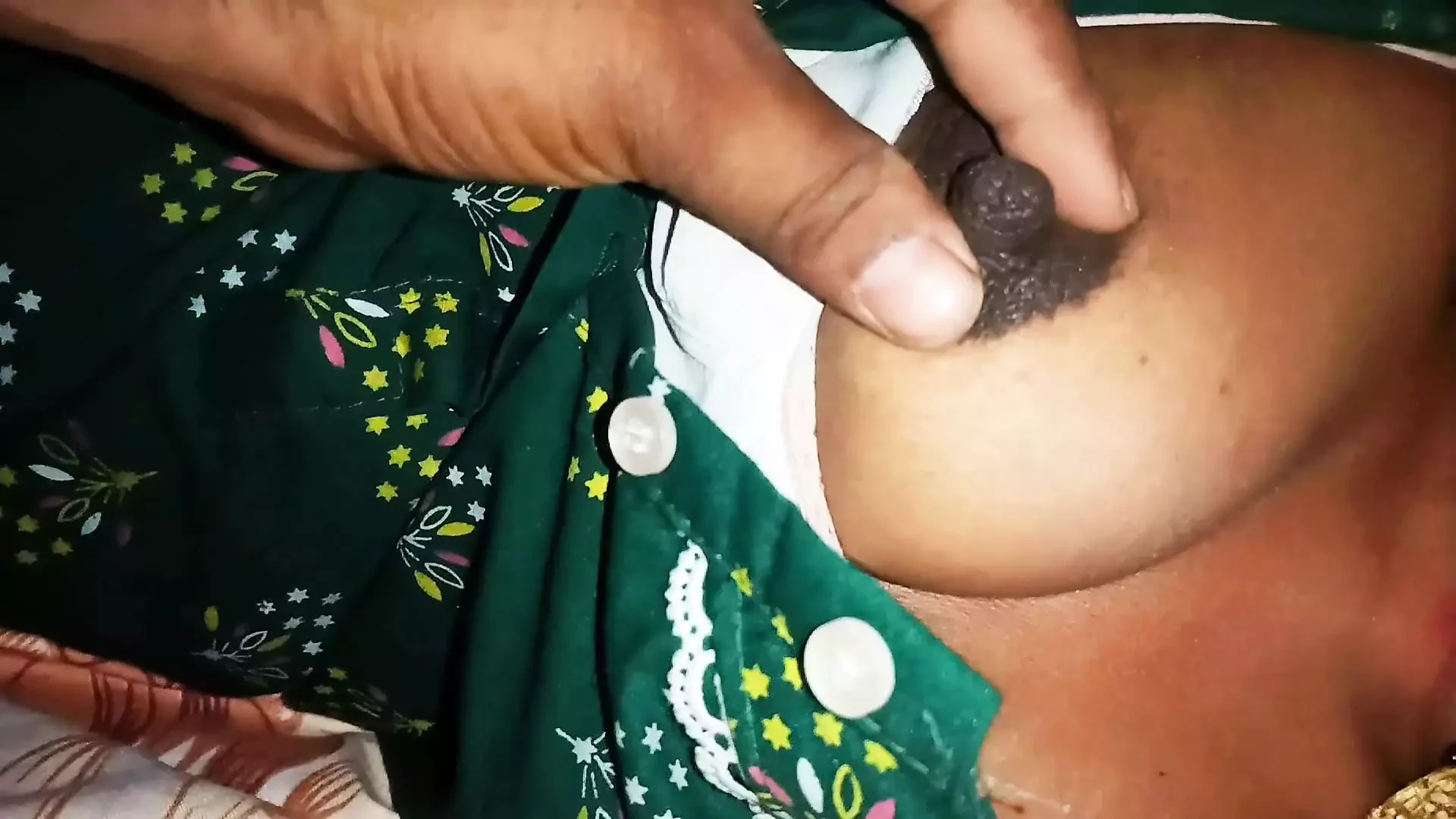 Indijska žena sa velikim sisama jebe svog muža