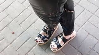Camino en leggings de látex y sandalias sexy