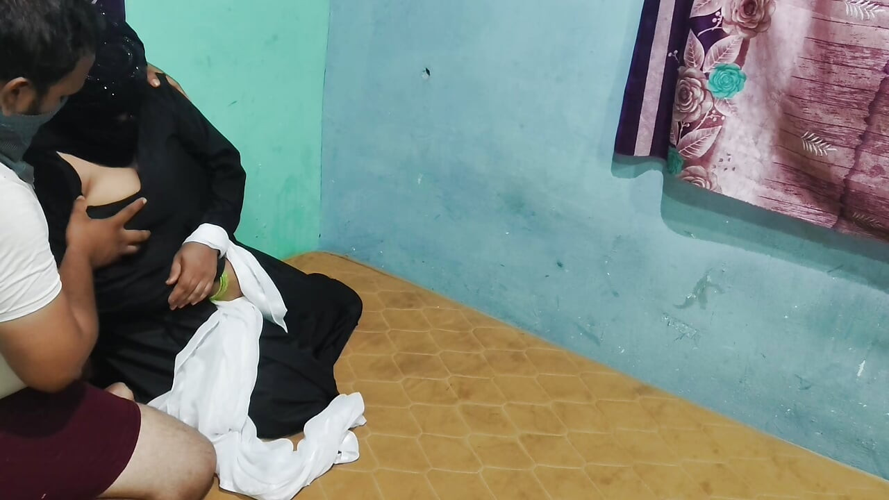 Une musulmane en hijab parle de sexe brutal