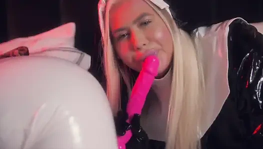 Biarawati lesbian seksi saling ngentot