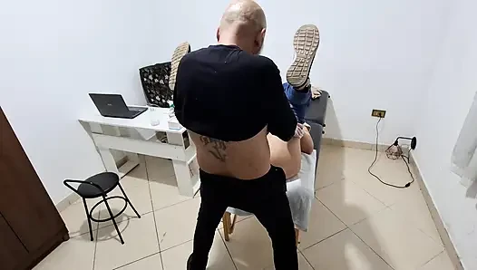 Doktor hastanın götünü sikti ve dölünü damlattı.